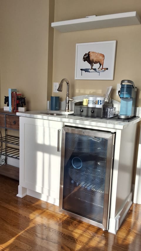 Superior Suite, 1 King Bed, Private Bathroom | Living area | 43-inch Smart TV with digital channels, Netflix, Hulu