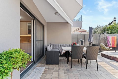 Apartment | Outdoor dining