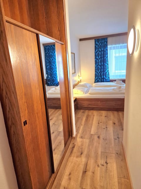 Standard Double Room | Desk, laptop workspace, blackout drapes, soundproofing