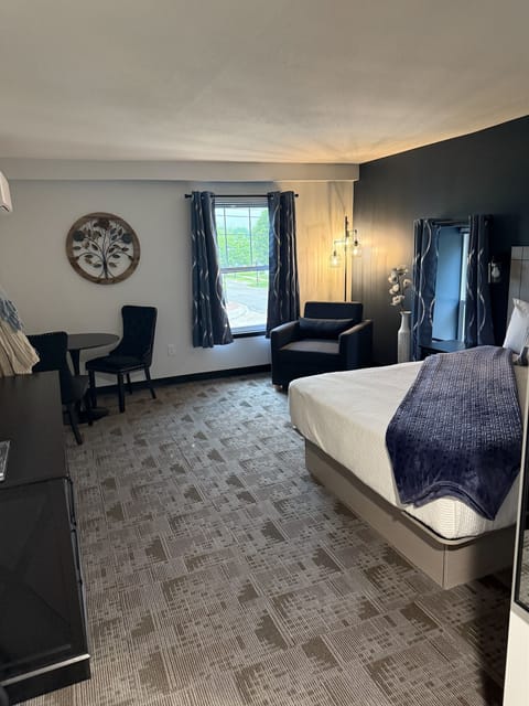 Single Room, 1 Queen Bed, River View | Free WiFi