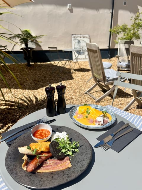 Daily cooked-to-order breakfast (GBP 15.00 per person)