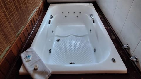 Deluxe Room, Jetted Tub | Bed sheets