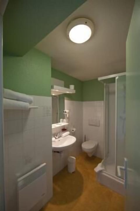 Cribs/infant beds, rollaway beds, free WiFi, bed sheets