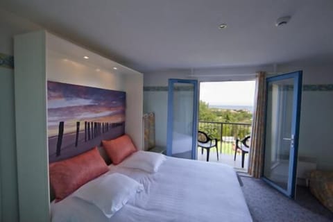 xxx | Cribs/infant beds, rollaway beds, free WiFi, bed sheets