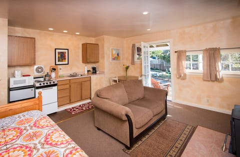 Premium Cottage, Kitchen (Apple Cottage) | Living area | TV