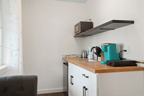 Superior Apartment, 1 Queen Bed with Sofa bed | Private kitchenette | Coffee/tea maker