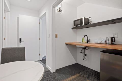 Standard Studio, 1 Queen Bed | Private kitchenette