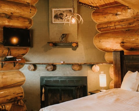 Studio, 1 Queen Bed | Hypo-allergenic bedding, desk, iron/ironing board, bed sheets