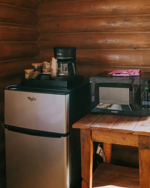 Cabin, 1 Queen Bed | Hypo-allergenic bedding, desk, iron/ironing board, bed sheets