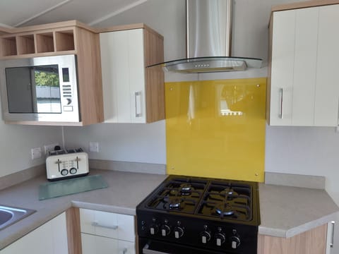 Comfort Mobile Home, 2 Bedrooms, Non Smoking, Lake View | Private kitchen | Full-size fridge, microwave, oven, stovetop