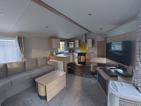 Comfort Mobile Home, 2 Bedrooms, Non Smoking, Lake View | Living area | 40-inch LCD TV with digital channels, Netflix, DVD player