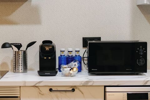 Deluxe Apartment | Private kitchen | Fridge, microwave, stovetop, coffee/tea maker