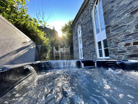 House | Outdoor spa tub