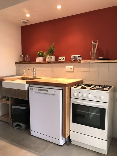 Deluxe Room, Patio, Garden View | Private kitchen