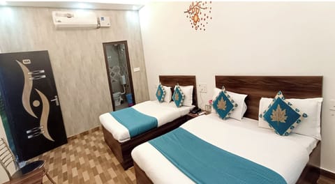 Deluxe Triple Room, City View | Desk, laptop workspace, soundproofing, bed sheets