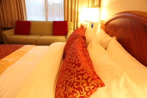 Classic Room, 1 Queen Bed | Desk, free WiFi, bed sheets