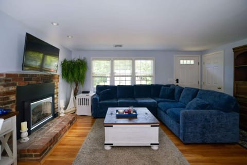 House | 3 bedrooms, desk