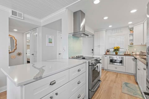 Condo, Multiple Beds (Sea Coast Gardens II 101) | Private kitchen | Oven, coffee/tea maker, toaster, blender