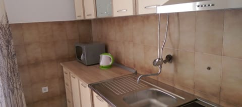 Classic Apartment, Sea View | Private kitchen