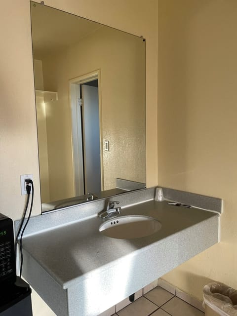 Deluxe Single Room | Bathroom | Soap, shampoo, toilet paper