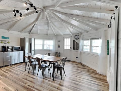Studio (3 Bedrooms) | Property amenity