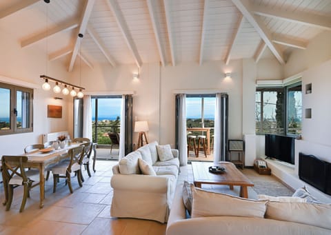 Comfort Villa, 4 Bedrooms, Sea Facing | Living area