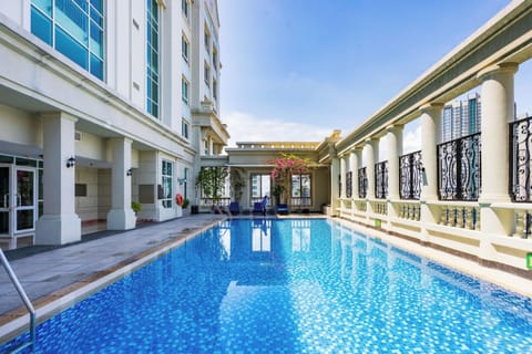 2 outdoor pools