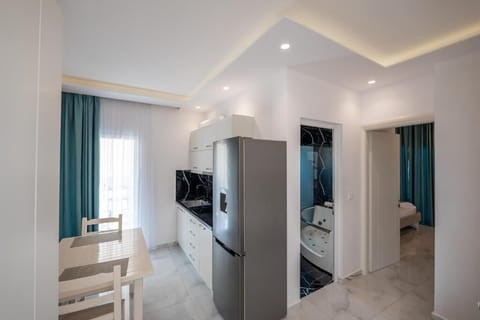 King Suite With Sea View | Desk, soundproofing, free WiFi, bed sheets