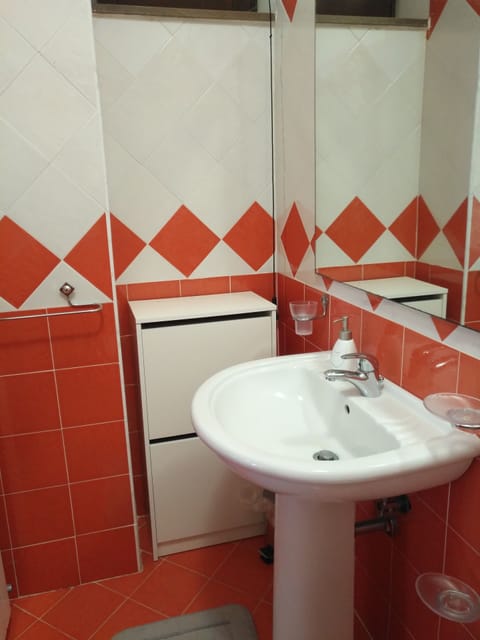 Standard Double Room, Sea View | Bathroom | Shower, free toiletries, hair dryer, towels