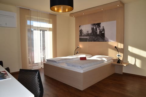 Deluxe Double Room, Refrigerator, Courtyard View | Room amenity