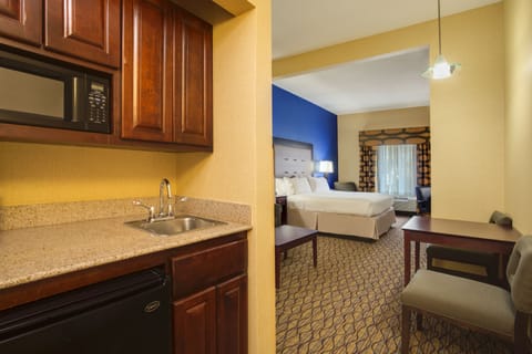 Standard Room, 1 King Bed with Sofa bed | In-room safe, desk, iron/ironing board, cribs (free)