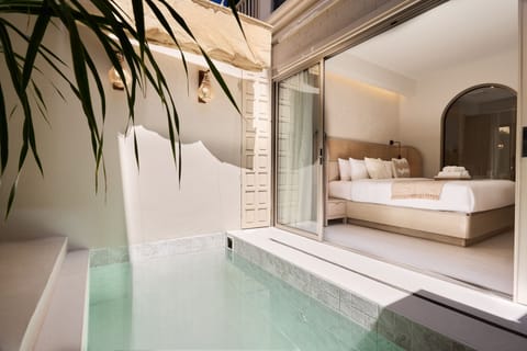 Signature Room, 1 King Bed, Pool View | Premium bedding, free minibar items, in-room safe, iron/ironing board