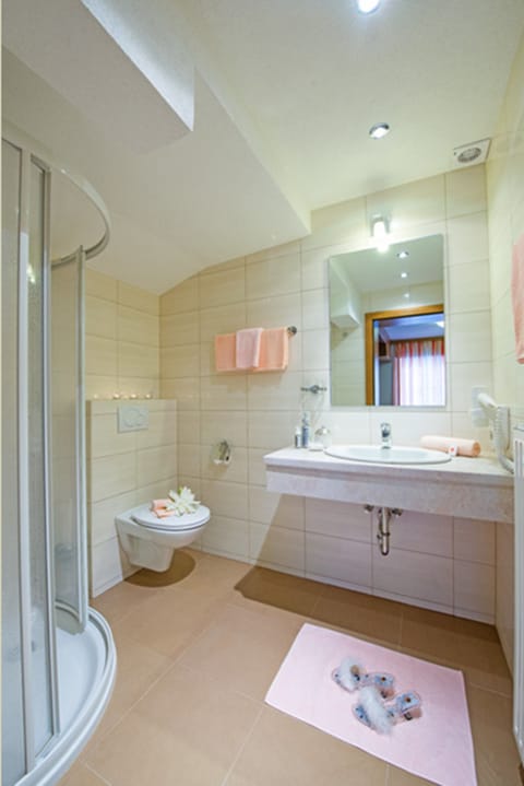 Double Room, Balcony, Mountain View | Deep soaking bathtub