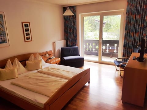 Minibar, in-room safe, desk, iron/ironing board