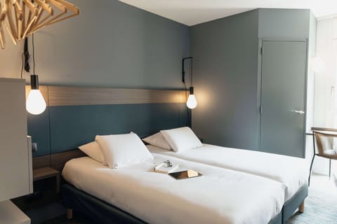 Standard Room, 2 Twin Beds | Premium bedding, desk, laptop workspace, blackout drapes