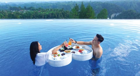 2 outdoor pools