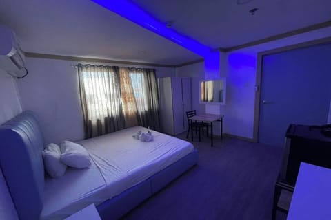 Standard Room | Minibar, in-room safe, desk, iron/ironing board