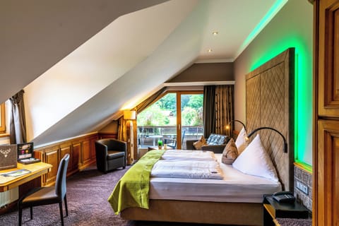 Deluxe Double Room, Balcony | Hypo-allergenic bedding, minibar, in-room safe, desk