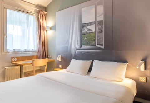 Premium bedding, desk, soundproofing, free WiFi