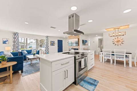 House (4 Bedrooms) | Private kitchen | Fridge, microwave, oven, stovetop