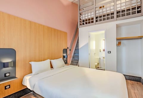 Desk, soundproofing, free cribs/infant beds, free WiFi