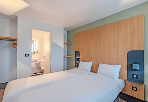 Twin Room, Non Smoking | Desk, soundproofing, free cribs/infant beds, free WiFi