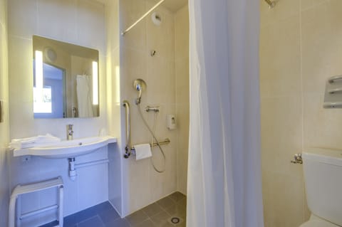 Double Room, Accessible, Non Smoking | Bathroom | Shower, towels