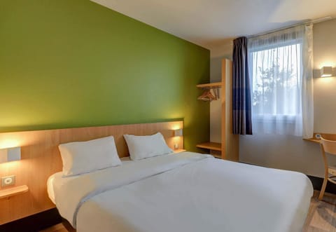 Premium bedding, desk, soundproofing, free cribs/infant beds