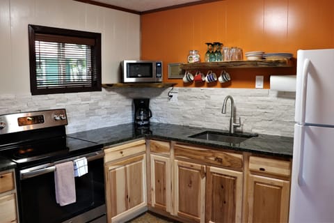 Cabin 6 | Private kitchen | Fridge, microwave, coffee/tea maker, freezer
