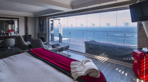 Honeymoon Double Room, 1 Double Bed, Ocean View | Free minibar, in-room safe, desk, laptop workspace