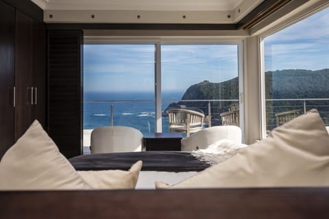 Room (Viewpoint) | Free minibar, in-room safe, desk, laptop workspace