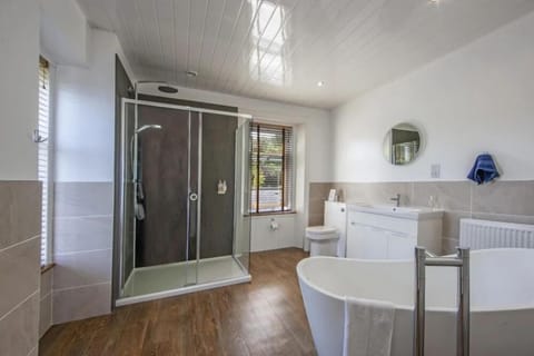 Superior Triple Room, Ocean View | Bathroom | Free toiletries, hair dryer, towels, soap