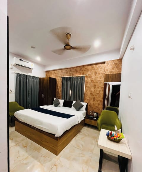 Deluxe Double Room, City View | Desk, soundproofing, bed sheets
