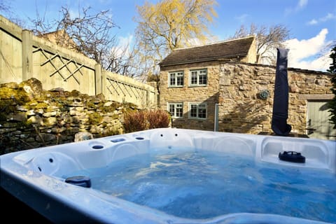 Cottage | Outdoor spa tub
